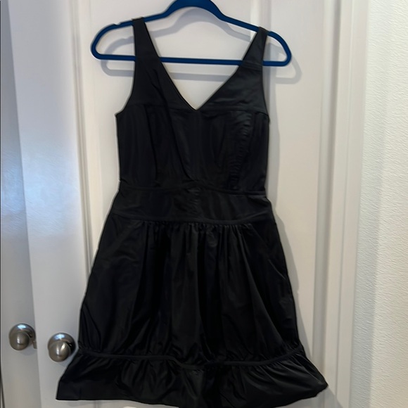 Elegant Black Sleeveless Dress - Picture 1 of 8